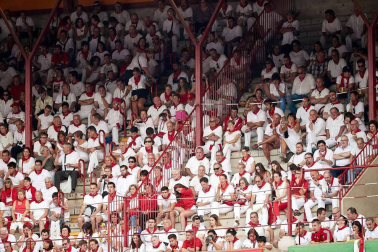 Público asistente a la Plaza de Toros de Pamplona durante la cuarta corrida de la Feria del Toro 2018.