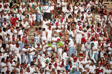 Público asistente a la Plaza de Toros de Pamplona durante la cuarta corrida de la Feria del Toro 2018.