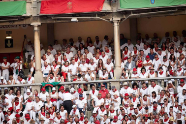 Público asistente a la Plaza de Toros de Pamplona durante la cuarta corrida de la Feria del Toro 2018.