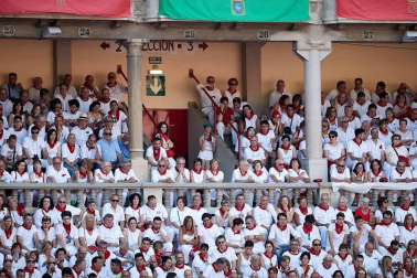 Público asistente a la Plaza de Toros de Pamplona durante la cuarta corrida de la Feria del Toro 2018.