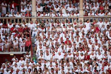 Público asistente a la Plaza de Toros de Pamplona durante la cuarta corrida de la Feria del Toro 2018.
