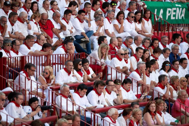 Público asistente a la Plaza de Toros de Pamplona durante la cuarta corrida de la Feria del Toro 2018.