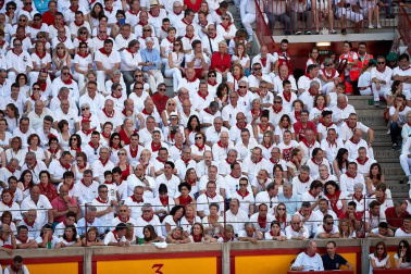Público asistente a la Plaza de Toros de Pamplona durante la cuarta corrida de la Feria del Toro 2018.