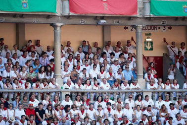 Público asistente a la Plaza de Toros de Pamplona durante la cuarta corrida de la Feria del Toro 2018.
