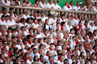 Público asistente a la Plaza de Toros de Pamplona durante la cuarta corrida de la Feria del Toro 2018.
