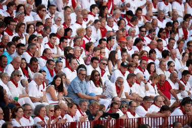 Público asistente a la Plaza de Toros de Pamplona durante la cuarta corrida de la Feria del Toro 2018.