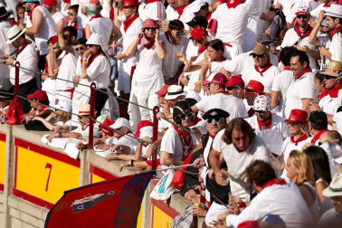 Público asistente a la Plaza de Toros de Pamplona durante la cuarta corrida de la Feria del Toro 2018.