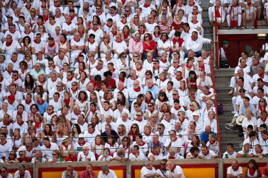 Público asistente a la Plaza de Toros de Pamplona durante la cuarta corrida de la Feria del Toro 2018.
