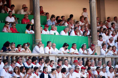 Público asistente a la Plaza de Toros de Pamplona durante la cuarta corrida de la Feria del Toro 2018.