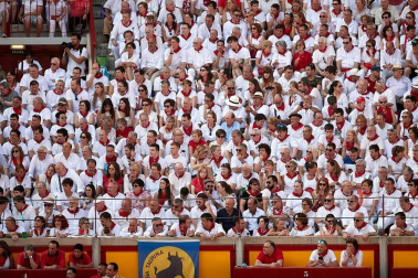 Público asistente a la Plaza de Toros de Pamplona durante la cuarta corrida de la Feria del Toro 2018.