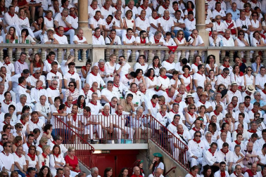 Público asistente a la Plaza de Toros de Pamplona durante la cuarta corrida de la Feria del Toro 2018.