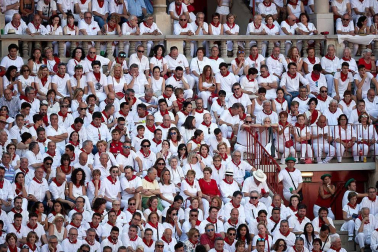 Público asistente a la Plaza de Toros de Pamplona durante la cuarta corrida de la Feria del Toro 2018.