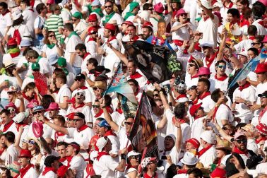 Público asistente a la Plaza de Toros de Pamplona durante la cuarta corrida de la Feria del Toro 2018.