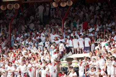 Público asistente a la Plaza de Toros de Pamplona durante la cuarta corrida de la Feria del Toro 2018.