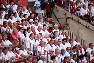 Público asistente a la Plaza de Toros de Pamplona durante la cuarta corrida de la Feria del Toro 2018.