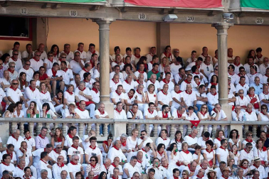 Público asistente a la Plaza de Toros de Pamplona durante la cuarta corrida de la Feria del Toro 2018.