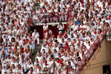 Público asistente a la Plaza de Toros de Pamplona durante la cuarta corrida de la Feria del Toro 2018.