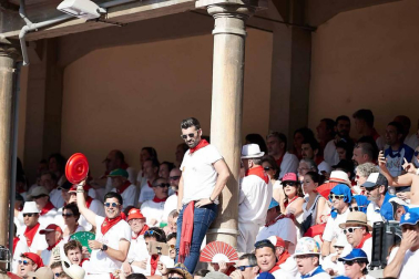 Público asistente a la Plaza de Toros de Pamplona durante la cuarta corrida de la Feria del Toro 2018.