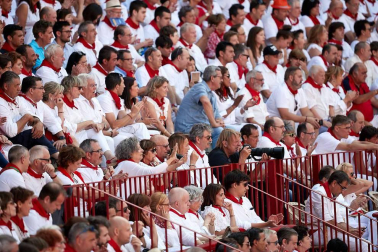 Público asistente a la Plaza de Toros de Pamplona durante la cuarta corrida de la Feria del Toro 2018.