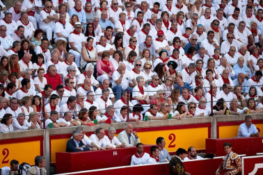 Público asistente a la Plaza de Toros de Pamplona durante la cuarta corrida de la Feria del Toro 2018.