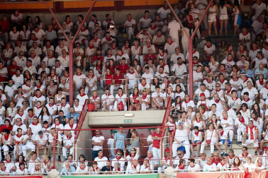 Público asistente a la Plaza de Toros de Pamplona durante la cuarta corrida de la Feria del Toro 2018.