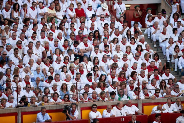 Público asistente a la Plaza de Toros de Pamplona durante la cuarta corrida de la Feria del Toro 2018.