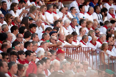 Público asistente a la Plaza de Toros de Pamplona durante la cuarta corrida de la Feria del Toro 2018.