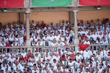 Público asistente a la Plaza de Toros de Pamplona durante la cuarta corrida de la Feria del Toro 2018.