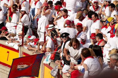 Público asistente a la Plaza de Toros de Pamplona durante la cuarta corrida de la Feria del Toro 2018.