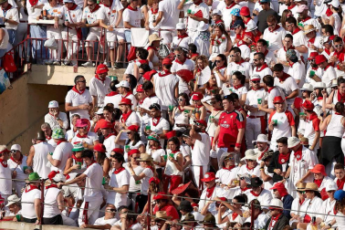Público asistente a la Plaza de Toros de Pamplona durante la cuarta corrida de la Feria del Toro 2018.