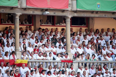 Público asistente a la Plaza de Toros de Pamplona durante la cuarta corrida de la Feria del Toro 2018.