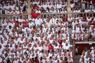 Público asistente a la Plaza de Toros de Pamplona durante la cuarta corrida de la Feria del Toro 2018.