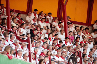 Público asistente a la Plaza de Toros de Pamplona durante la cuarta corrida de la Feria del Toro 2018.