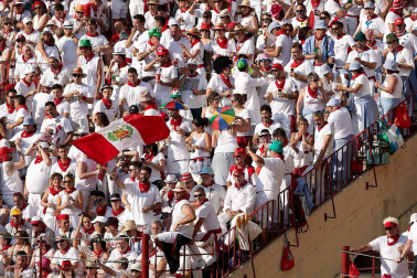 Público asistente a la Plaza de Toros de Pamplona durante la cuarta corrida de la Feria del Toro 2018.