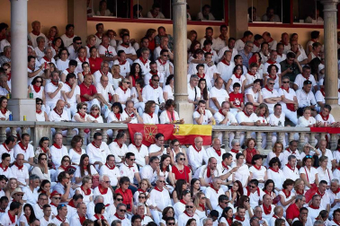 Público asistente a la Plaza de Toros de Pamplona durante la cuarta corrida de la Feria del Toro 2018.