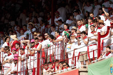 Público asistente a la Plaza de Toros de Pamplona durante la cuarta corrida de la Feria del Toro 2018.