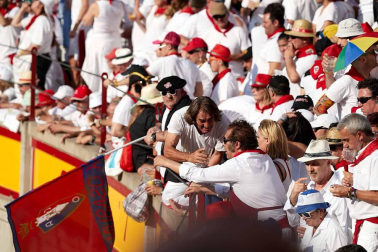 Público asistente a la Plaza de Toros de Pamplona durante la cuarta corrida de la Feria del Toro 2018.