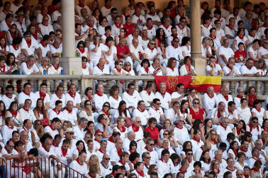 Público asistente a la Plaza de Toros de Pamplona durante la cuarta corrida de la Feria del Toro 2018.
