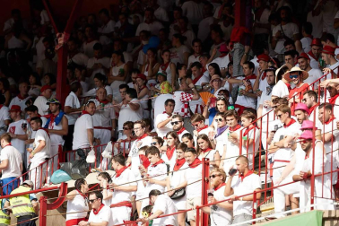 Público asistente a la Plaza de Toros de Pamplona durante la cuarta corrida de la Feria del Toro 2018.