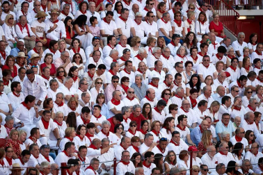 Público asistente a la Plaza de Toros de Pamplona durante la cuarta corrida de la Feria del Toro 2018.