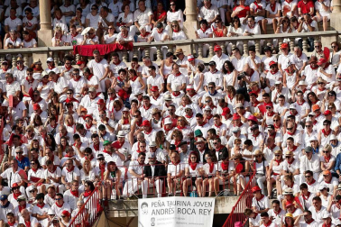 Público asistente a la Plaza de Toros de Pamplona durante la cuarta corrida de la Feria del Toro 2018.
