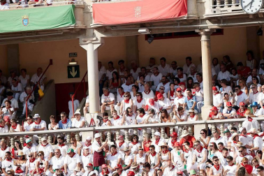 Público asistente a la Plaza de Toros de Pamplona durante la cuarta corrida de la Feria del Toro 2018.