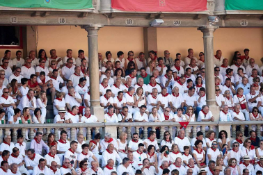 Público asistente a la Plaza de Toros de Pamplona durante la cuarta corrida de la Feria del Toro 2018.