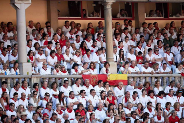 Público asistente a la Plaza de Toros de Pamplona durante la cuarta corrida de la Feria del Toro 2018.