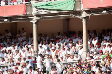 Público asistente a la Plaza de Toros de Pamplona durante la cuarta corrida de la Feria del Toro 2018.