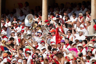Público asistente a la Plaza de Toros de Pamplona durante la cuarta corrida de la Feria del Toro 2018.