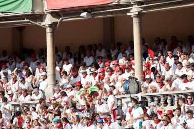 Público asistente a la Plaza de Toros de Pamplona durante la cuarta corrida de la Feria del Toro 2018.