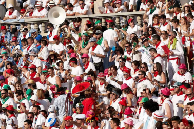 Público asistente a la Plaza de Toros de Pamplona durante la cuarta corrida de la Feria del Toro 2018.
