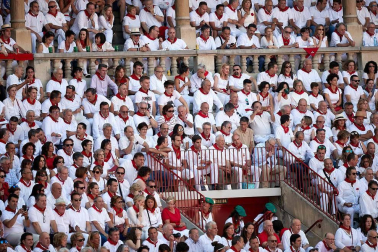 Público asistente a la Plaza de Toros de Pamplona durante la cuarta corrida de la Feria del Toro 2018.