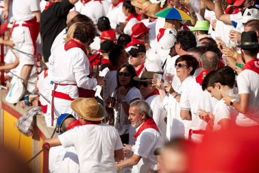 Público asistente a la Plaza de Toros de Pamplona durante la cuarta corrida de la Feria del Toro 2018.